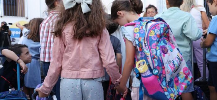 Σχολεία: Μαζί με το κουδούνι ήρθαν και οι ιώσεις – Αναμένεται αύξηση κρουσμάτων, τι πρέπει να κάνουν οι γονείς
