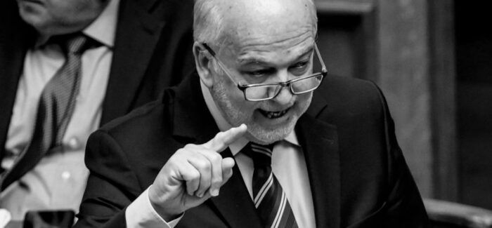 Οταν τραπάρουν οι θεσµοί