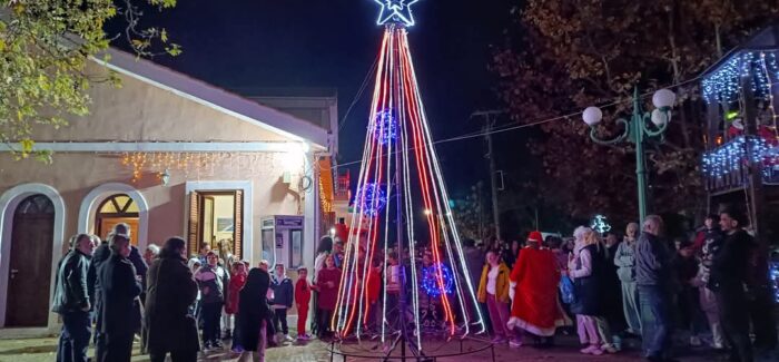 Με μεγάλη επιτυχία και κέφι άναψαν το Χριστουγεννιάτικο Δέντρο  στον Πόρο Κεφαλονιάς!