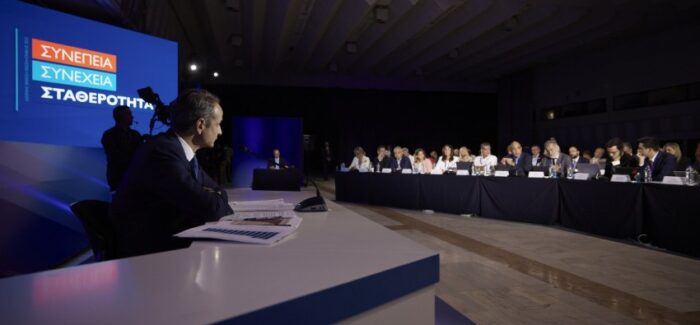 Έξω ο κόσμος καταρρέει ενώ εμείς συγκλίνουμε σταθερά με τη Δύση!