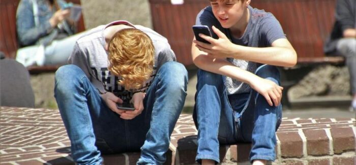 Παιδιά και social media: Πώς μπορούν να προστατευθούν οι ανήλικοι χρήστες;