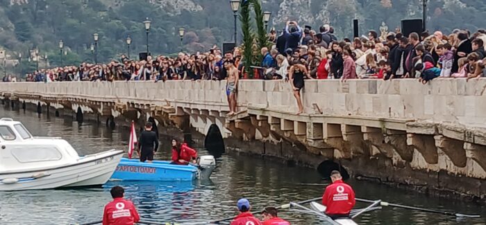 Απαράδεκτη η εικόνα με όλα τα πλεούμενα σε απόσταση αναπνοής