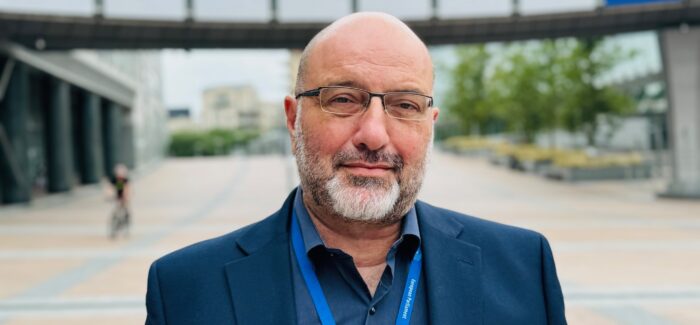 Σάκης Αρναούτογλου: Ο Καιρός του Πανικού – Πώς οι Καιρικές Προβλέψεις Επηρεάζουν την Ψυχολογία μας