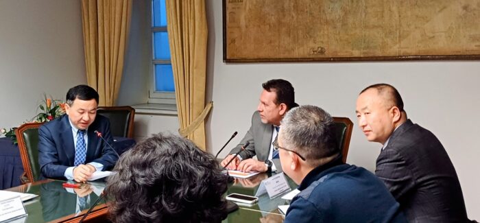 ΕΠΙΣΗΜΗ ΕΠΙΣΚΕΨΗ ΤΟΥ ΠΡΕΣΒΗ ΤΗΣ ΚΙΝΑΣ ΣΤΗΝ ΙΟΝΙΟ ΑΚΑΔΗΜΙΑ