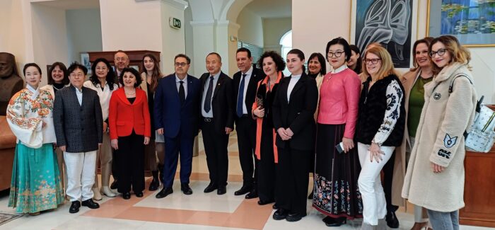 Τελετή αναγόρευσης του Καθηγητή Xu Baofeng σε Επίτιμo Διδάκτορα……….