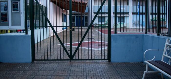 «SOS» για τα σχολεία Κεφαλονιάς και Άνδρου: Κτίρια επικίνδυνα σε πλημμύρες και σεισμούς – Μαθήματα σε κοντέινερ