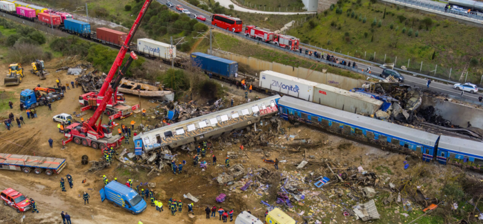 ΤΟ ΔΥΣΤΥΧΗΜΑ ΣΤΑ ΤΕΜΠΗ ΚΑΙ Η ΚΡΙΣΗ ΤΟΥ ΠΟΛΙΤΙΚΟΥ ΣΥΣΤΗΜΑΤΟΣ