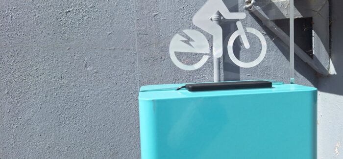 Ξεκίνησε η εγκατάσταση 40 θέσεων στάθμευσης – φόρτισης ηλεκτρικών ποδηλάτων στο Αργοστόλι