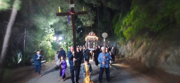 Με κατάνυξη έγινε η Περιφορά του Επιταφίου στον Πόρο Κεφαλονιάς!