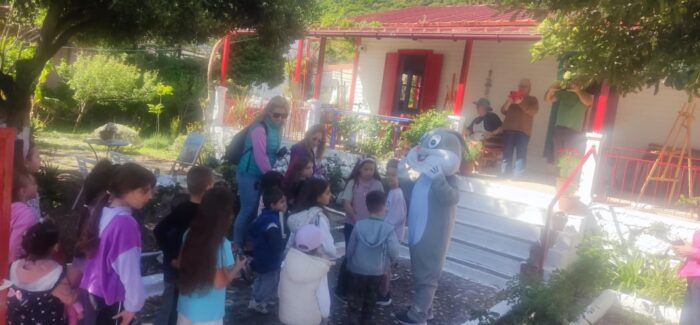 Ο Γιγάντιος Λαγός και το κυνήγι των Πασχαλινών Αυγών έκανε χαρούμενα τα παιδιά στον Πόρο Κεφαλονιάς!