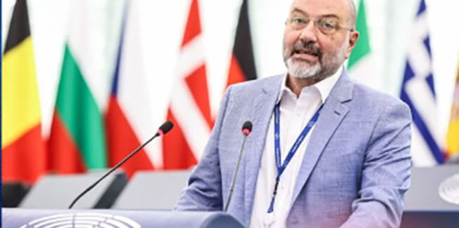 Γυμνάσιο Μεσοβουνίων: Συνέντευξη από τον   Σάκη Αρναούτογλου