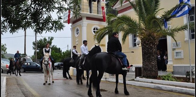 Μεταφορά της εικόνας του Αγίου Γεωργίου με άλογα.