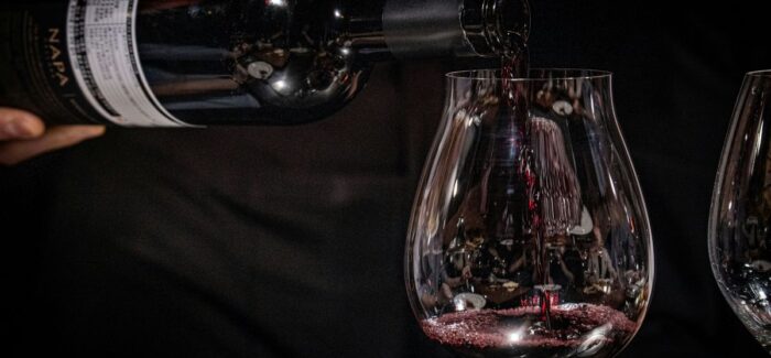 «Τοξικό Κρασί»: Αόρατο χημικό σε ευρωπαϊκά κρασιά 100 φορές πάνω από το νερό