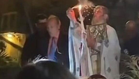 «Παπα-στρούκας»: Απίστευτος παπάς στην Κεφαλονιά έψελνε και… άναψε δυναμιτάκι