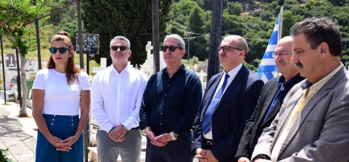Στο Μνημείο των Ριζοσπαστών στο Κοιμητήριο Αργοστολίου,
