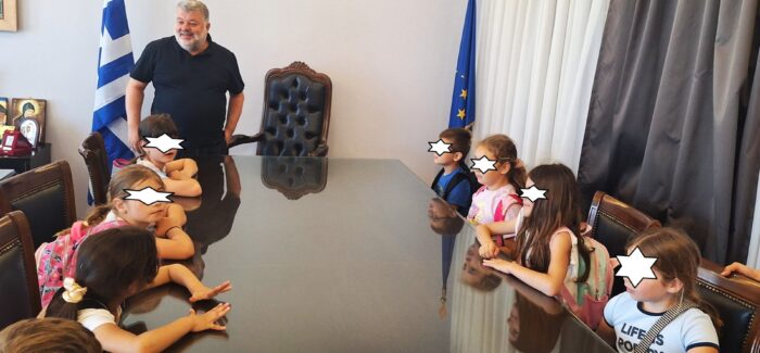 Με χαρούμενες φωνές και χαμογελαστά προσωπάκια πλημμύρισε το γραφείο του Δημάρχου Αργοστολίου!