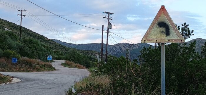 Απίστευτα κι όμως Ελληνικά! – ένα δείγμα τέχνης στο επαρχιακό οδικό δίκτυο μας