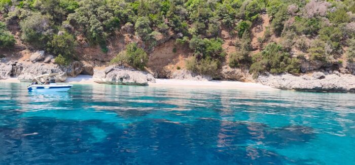 Οι αγαπημένες κρυφές παραλίες των σκαφάτων του Πόρου Κεφαλονιάς  σε καλούν να τις επισκεφτείς!