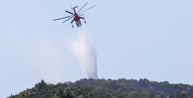 Συναγερμός στην Πυροσβεστική για φωτιά σε χώρο εναπόθεσης απορριμμάτων στην Κεφαλονιά.