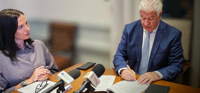 ΥΠΟΓΡΑΦΗ ΣΥΜΒΑΣΗΣ ΓΙΑ ΕΡΓΑ ΑΘΛΗΤΙΚΩΝ ΥΠΟΔΟΜΩΝ ΣΤΗΝ Π.Ε. ΚΕΦΑΛΛΗΝΙΑΣ & ΙΘΑΚΗΣ