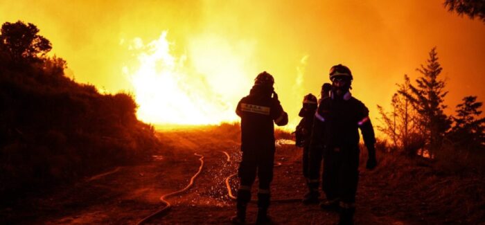 Μάχη με τις φλόγες σε 5 μέτωπα – Τραυματίες και καμένα σπίτια