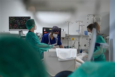 Συγκλονίζει η μητέρα της 14χρονης που βγήκε από τη ΜΕΘ στην Πάτρα: