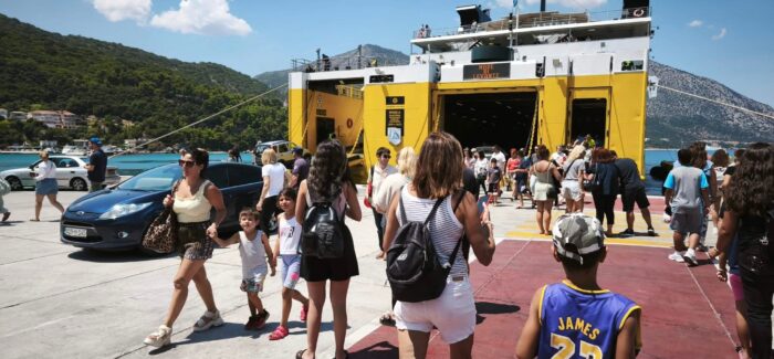 Το αδιαχώρητο από τους αδειούχους στο λιμάνι του Πόρου Κεφαλονιάς!