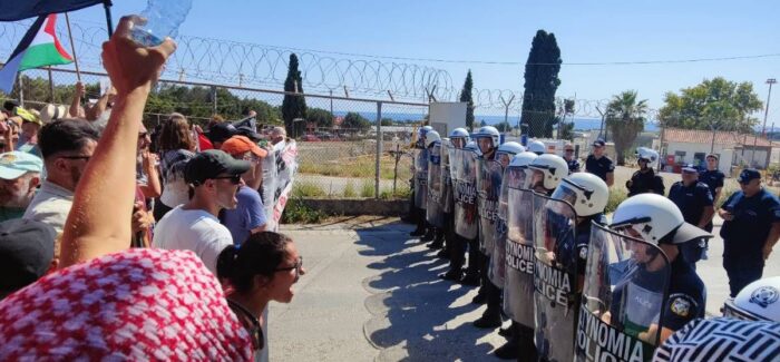 Συγκέντρωση έξω από το αεροδρόμιο.