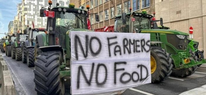 Η ηγεσία του «Υπουργείου Αγροτικής Ανάπτυξης και Τροφίμων» είναι ανεπιθύμητη παντού.  Να μη την αφήσουμε σε χλωρό κλαρί