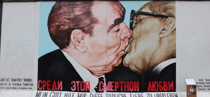 Το  σοσιαλιστικό φιλί…….
