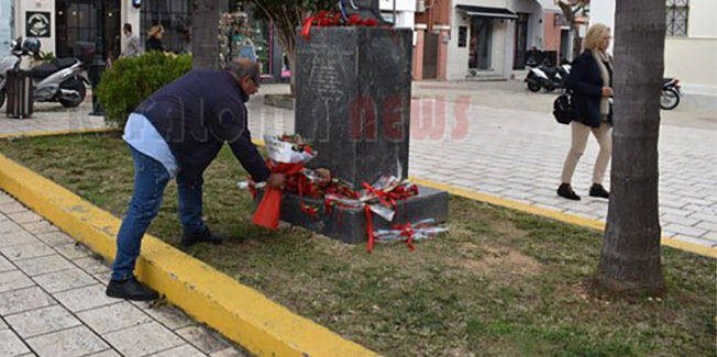 Κατάθεση λουλουδιών του ΚΚΕ-ΚΝΕ στο μνημείο του Πολυτεχνείου