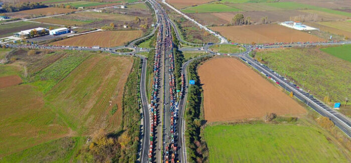 Αμέτρητα τρακτέρ από δεκάδες χωριά της Καρδίτσας σχηματίζουν ουρές χλμ. στον Ε-65