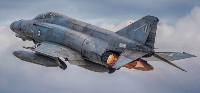 Διέλευση μαχητικού αεροσκάφους F-4 Phantom πάνω από το Αργοστόλι