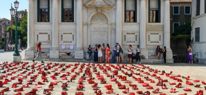 «Νεκρά κορίτσια» της Σέλβα Αλμάδα – Ανεξιχνίαστες γυναικοκτονίες σε μια κοινωνία που σιωπά