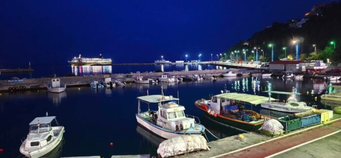 Το στολισμένο λιμάνι του Πόρου Κεφαλονιάς στους “Αταίριαστους” από την Χριστίνα Σούζη!