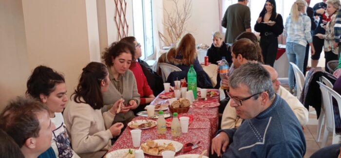 ΧΡΙΣΤΟΥΓΕΝΝΙΑΤΙΚΟ ΓΕΥΜΑ ΠΡΟΣΦΟΡΑ ΠΡΟΣ ΤΟΝ ΥΠΕΡΙΩΝΑ ΑΠΟ ΤΗΝ ΚΟΙΝΟΤΗΤΑ ΤΩΝ ΑΓΓΛΩΝ