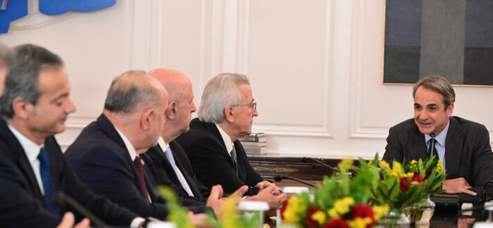 Η ηγεσία της ΓΣΕΕ στον γνώριμο βρώμικο ρόλο της, στο πλευρό της κυβέρνησης