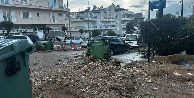 Εκεί όπου πληρώνουμε 4.000 € το τ.μ., πεθαίνουν άνθρωποι σε καταρρακτώδη βροχή