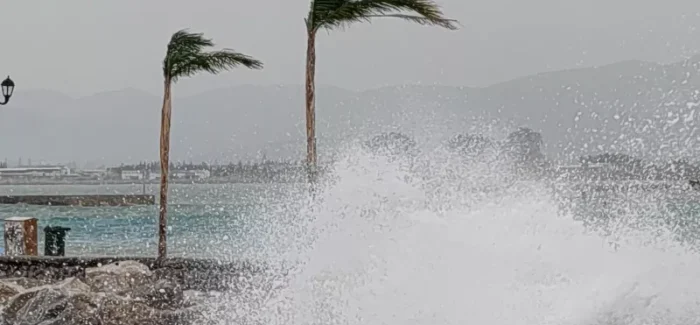 Στην περιοχή επικρατούν αυτή τη στιγμή έντονα καιρικά φαινόμενα  με θυελλώδεις ανέμους