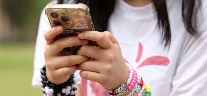 «Σύντομα» η ελληνική απαγόρευση των social media για ανηλίκους κάτω των 15