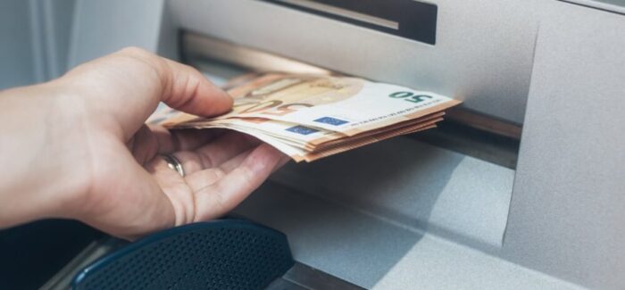 Τράπεζες: Κάθε μήνα «τραβάνε» 0,80 ευρώ από λογαριασμούς -Το θέμα στη Βουλή