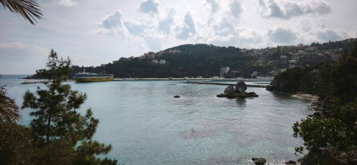 Το πανέμορφο Λιμάνι του Πόρου Κεφαλονιάς στους   “Αταίριαστους”   από την Χριστίνα Σούζη!