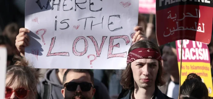 Βαθύς, πολυδύναμος ρατσισμός