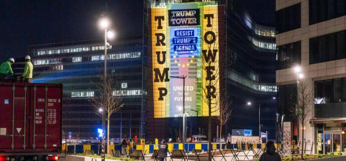Η Greenpeace μεταμορφώνει την έδρα της ΕΕ σε “Πύργο του Trump”