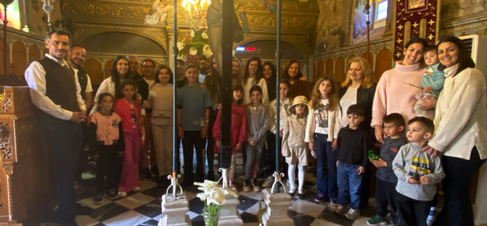 Ο στολισμός του Επιταφίου στα Δαυγάτα.