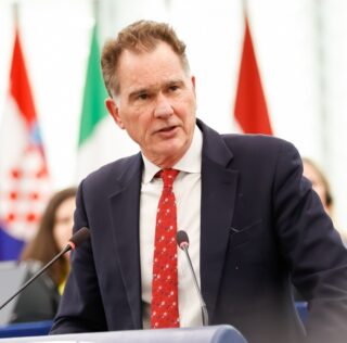 Ν. Παπανδρέου: Τα κινητά στο σχολείο είναι ο ελέφαντας στο δωμάτιο