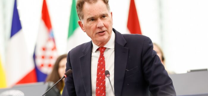 Ν. Παπανδρέου: Τα κινητά στο σχολείο είναι ο ελέφαντας στο δωμάτιο