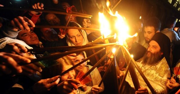 ChatGPT: Πώς ανάβει το Άγιο Φως στον Πανάγιο Τάφο;