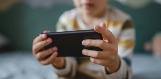 Η Ευρώπη «θωρακίζει» τα παιδιά στο διαδίκτυο: Έτοιμη η εφαρμογή  επαλήθευσης ηλικίας