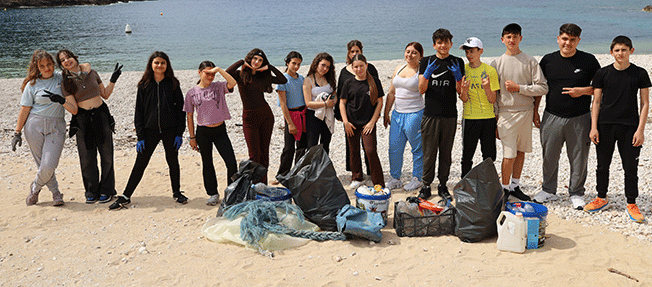 Καθαρισμός και καταγραφή απορριμμάτων στην παραλία Αγία  Ιερουσαλήμ από το Γυμνάσιο Μεσοβουνίων με Λυκειακές Τάξεις